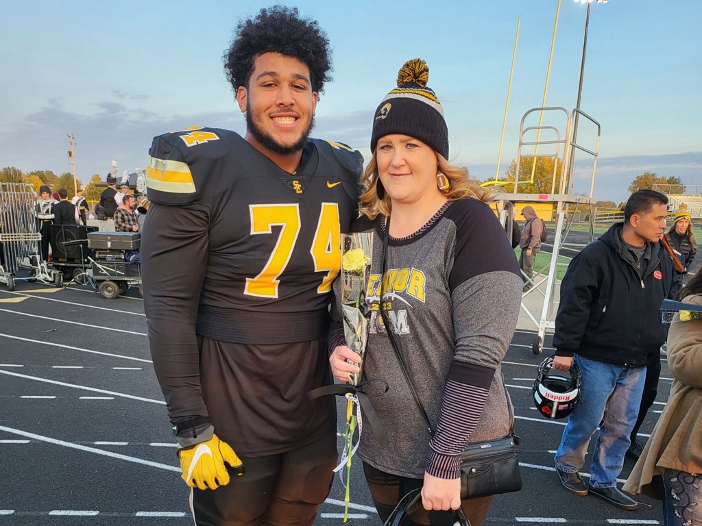 Who Are Offensive Tackle Kadyn Proctor Parents? Meet Sarah Perkins And ...