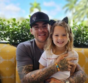 Dustin Poirier with her daughter