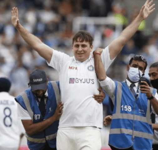 Notorious prankster Jarvo 69 invades the pitch at cricket World