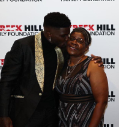 Tyreek Hill with mother