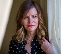 Jennifer Jason Leigh