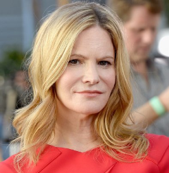 Jennifer Jason Leigh